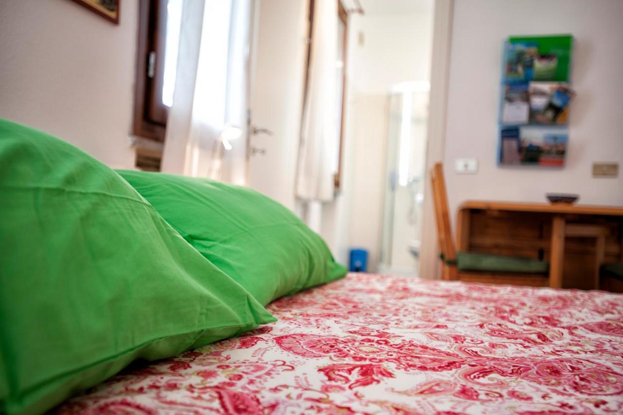 Casa Vacanze Tana Della Volpe Ispra Buitenkant foto